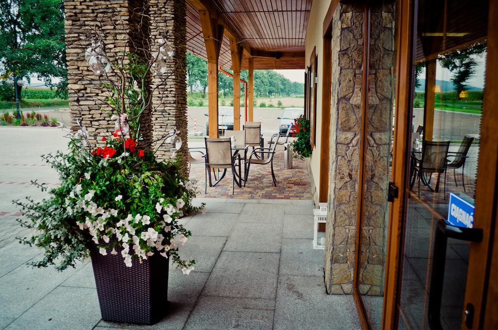 Hotel Bonsai Niemcza Bagian luar foto