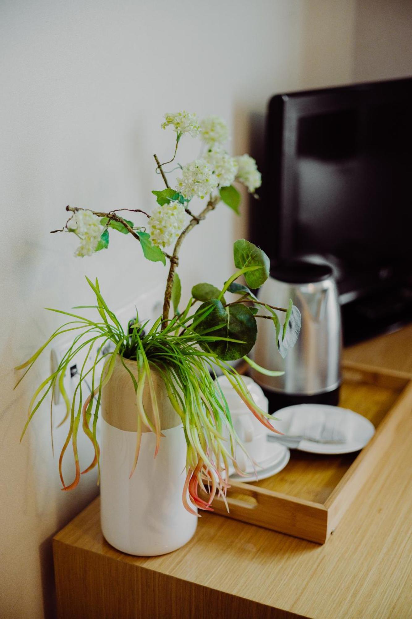 Hotel Bonsai Niemcza Bagian luar foto