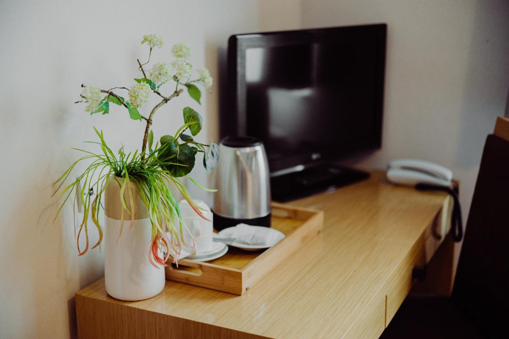 Hotel Bonsai Niemcza Bagian luar foto