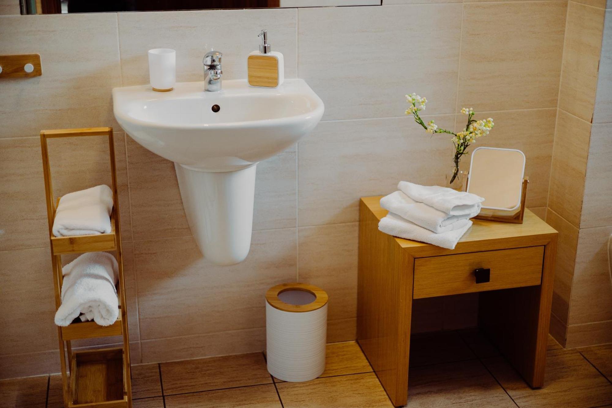 Hotel Bonsai Niemcza Bagian luar foto