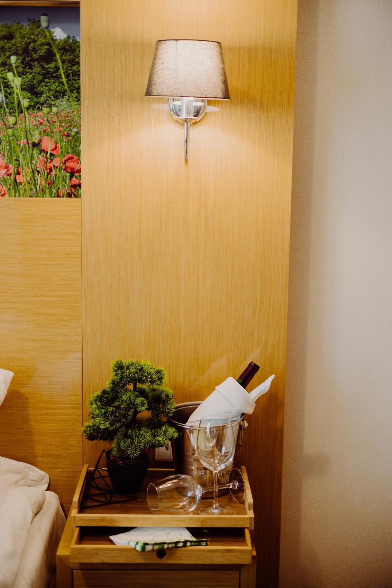 Hotel Bonsai Niemcza Bagian luar foto
