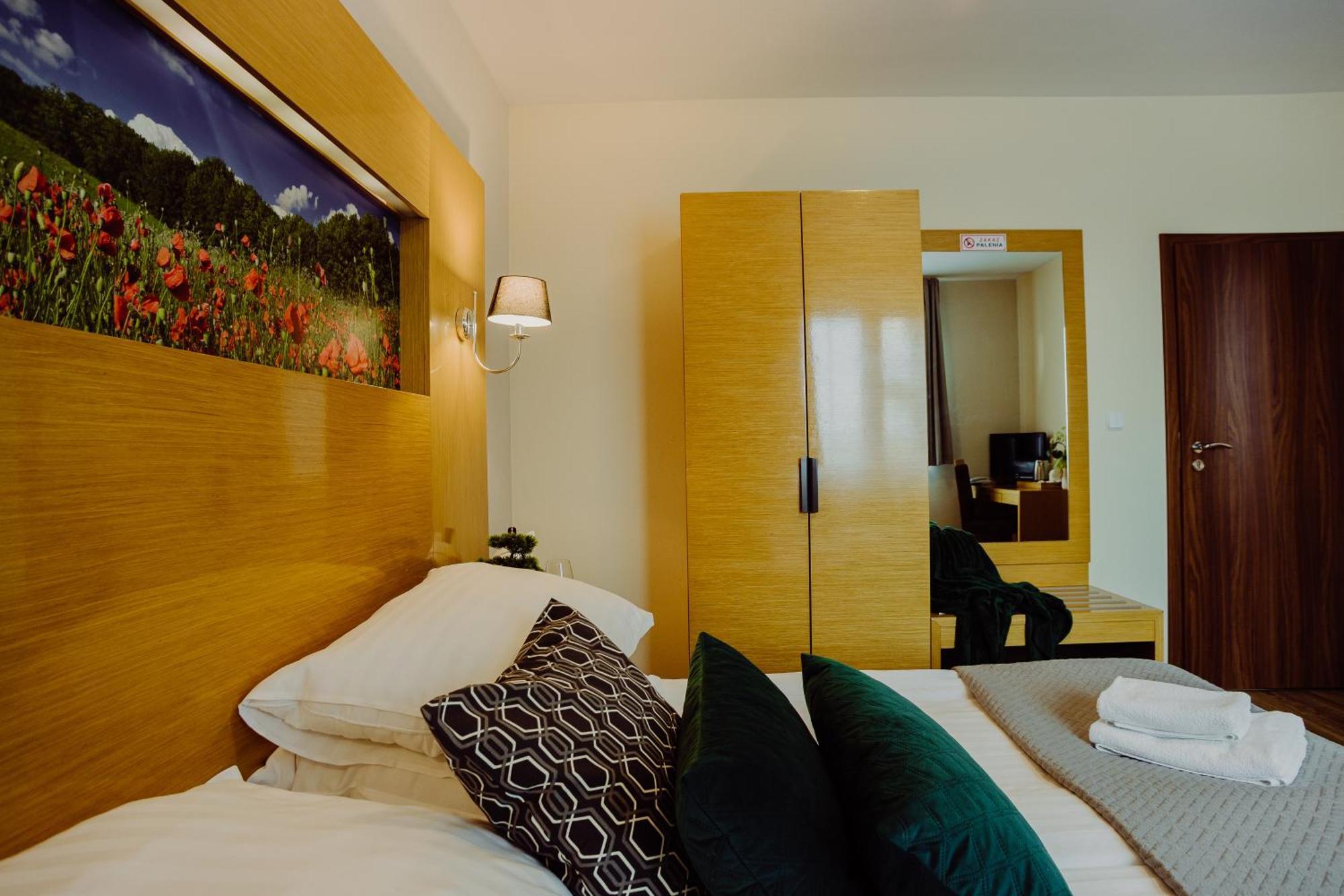 Hotel Bonsai Niemcza Bagian luar foto