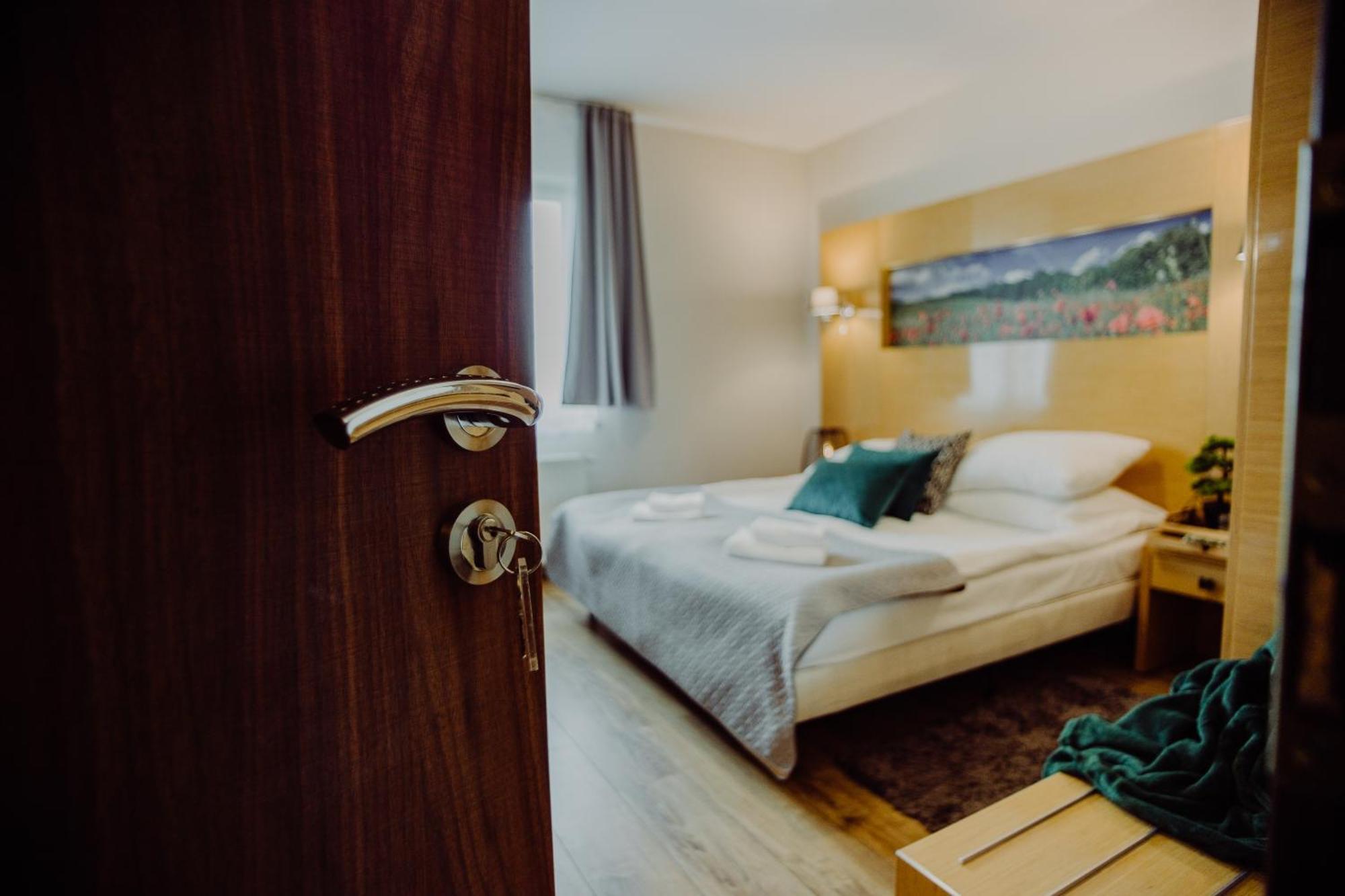 Hotel Bonsai Niemcza Bagian luar foto