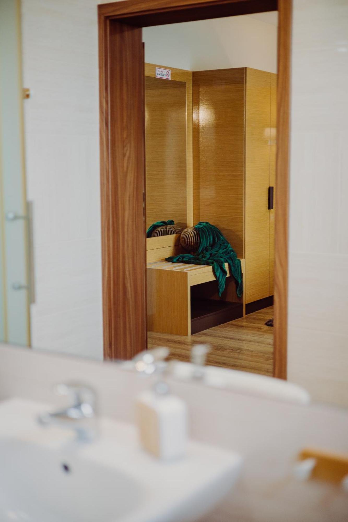 Hotel Bonsai Niemcza Bagian luar foto