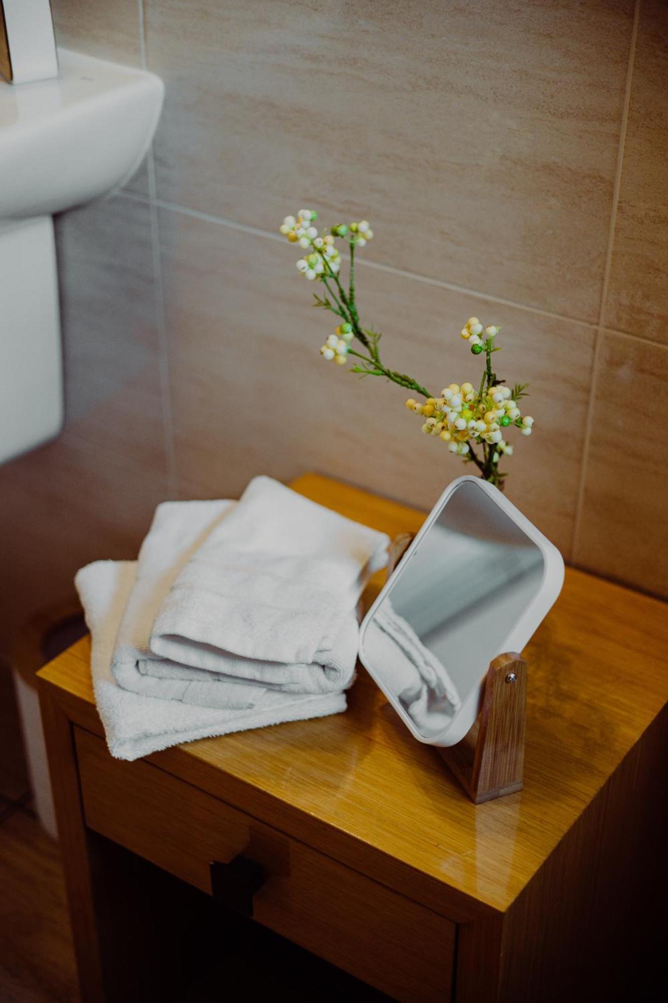 Hotel Bonsai Niemcza Bagian luar foto