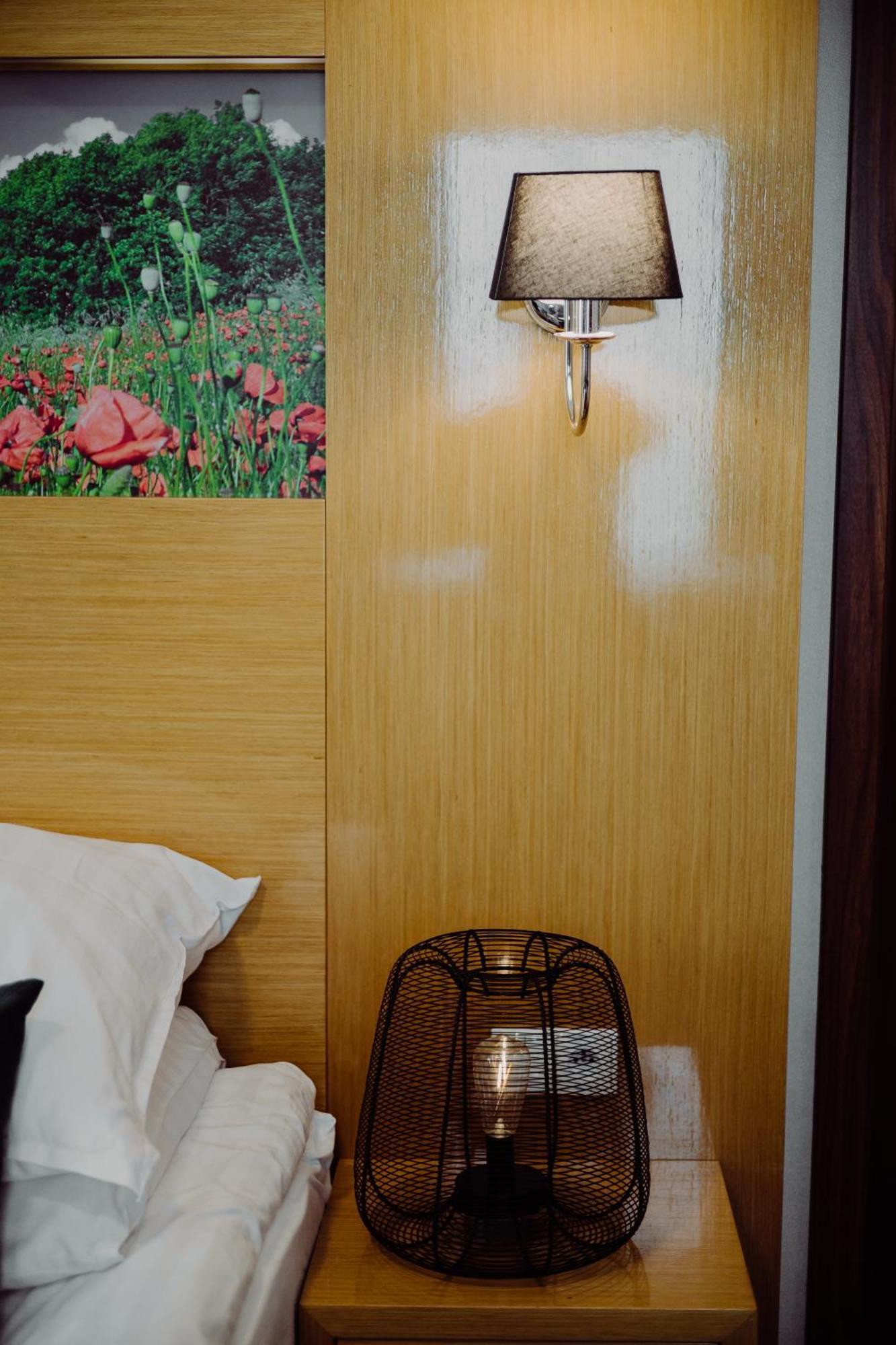 Hotel Bonsai Niemcza Bagian luar foto