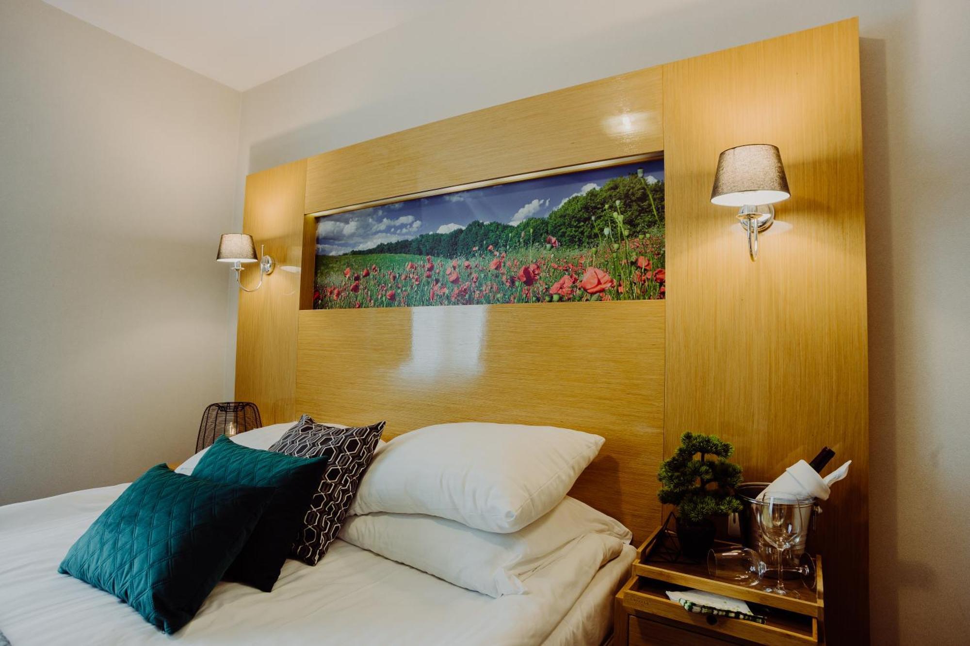 Hotel Bonsai Niemcza Bagian luar foto