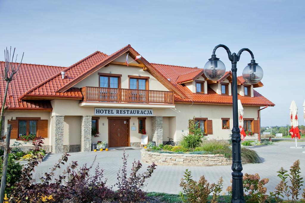 Hotel Bonsai Niemcza Bagian luar foto