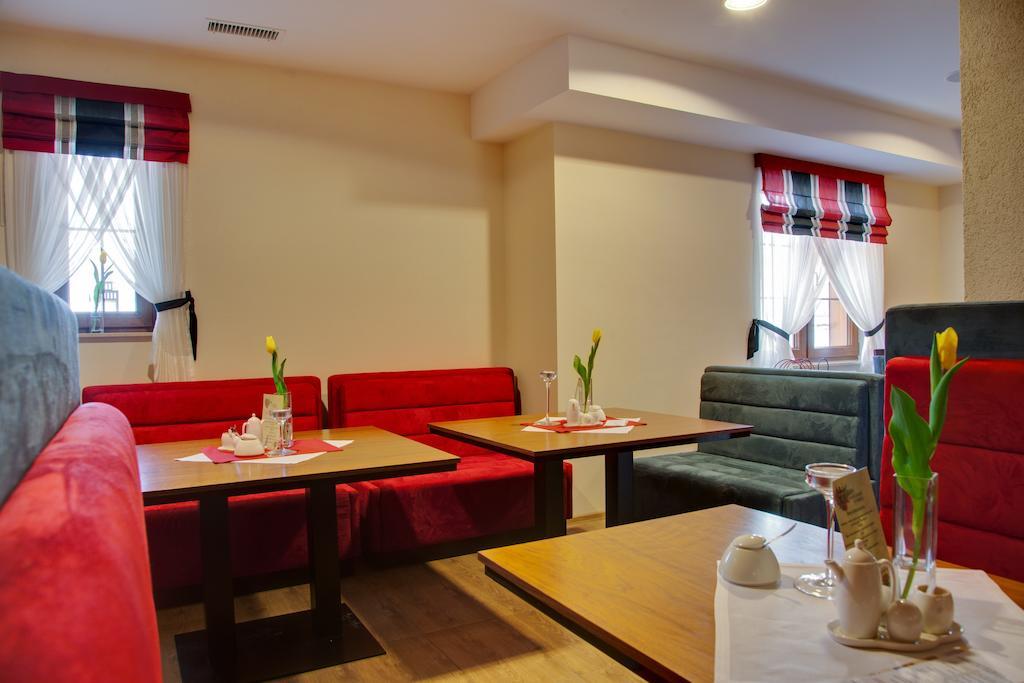 Hotel Bonsai Niemcza Bagian luar foto